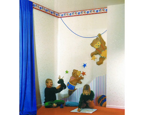 Kindgerechtes Zimmer mit Tapetenbordüre, Bärenmotiven und spielenden Kindern.