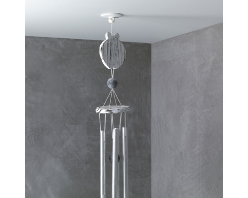 Carillon éolien avec des éléments en bois et en métal, suspendu au plafond.