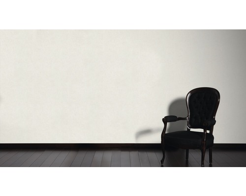 Scène décorative avec un fauteuil devant un mur sur un plancher en bois