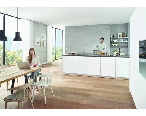 Cuisine lumineuse avec plancher en bois, table à manger et personnes