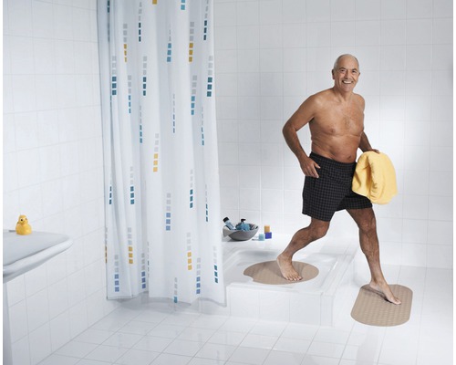 Salle de bains avec baignoire, rideau de douche et tapis de douche