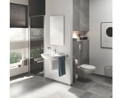 Salle de bains moderne avec lavabo, toilettes et cabine de douche