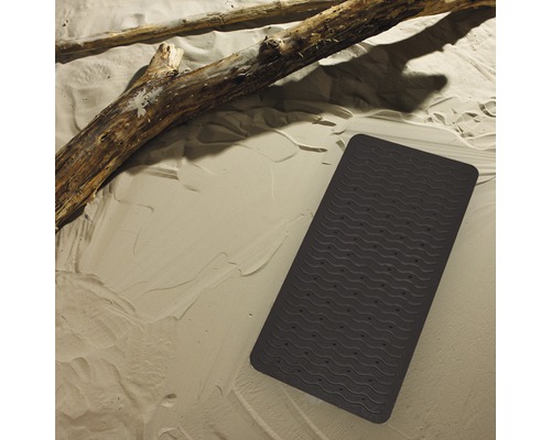 Tapis de bain rectangulaire foncé avec motif ondulé sur fond clair