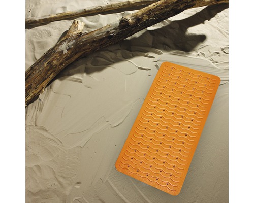 Orangefarbene Badewannenmatte mit Noppen auf Sand