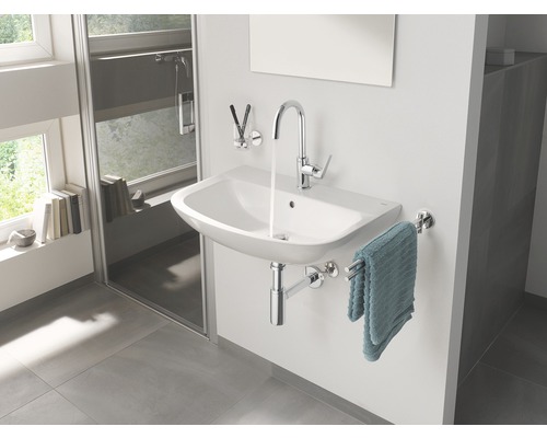 Modernes Badezimmer mit Waschbecken, Armatur, Handtuchhalter und Dusche.