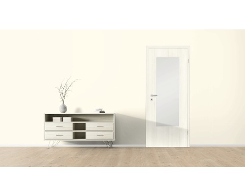 Intérieur avec commode, décoration et porte intérieure avec insert en verre