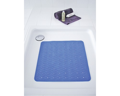Tapis de douche carré dans un receveur de douche avec serviette et produits de soin
