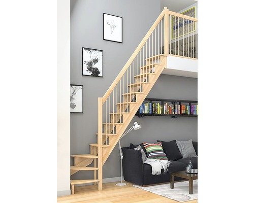 Escalier en bois avec rampe dans un espace de vie avec un canapé et des étagères