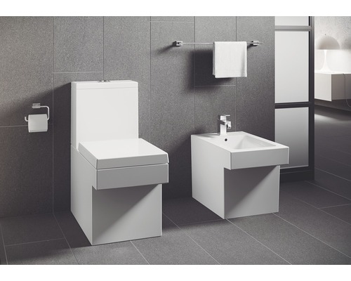 Modernes Badezimmer mit Toilette und Bidet in quadratischem Design