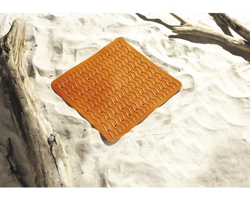 Tapis de douche carré à motifs ondulés et ventouses sur le sable