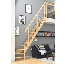 Raumansicht mit Holztreppe, Geländer aus Edelstahlseilen und Wohnzimmermöbeln.