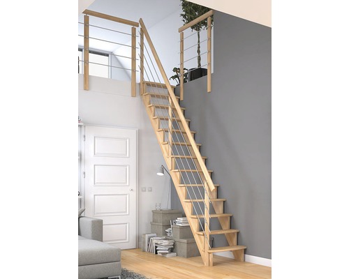Escalier en bois avec rampe en acier inoxydable dans un espace de vie moderne