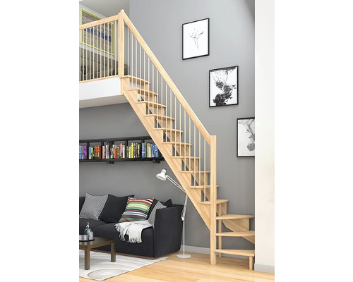Holztreppe in modernem Wohnraum mit Sofa und Bücherregal.