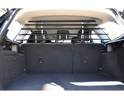 Kofferraum eines Autos mit montiertem Hundegitter