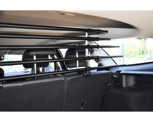 Hundegitter im Kofferraum eines Autos