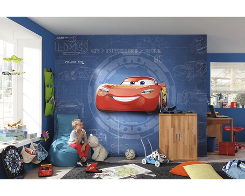 Kinderzimmer mit Wandbild eines roten Rennwagens, Sitzsack und Spielzeug