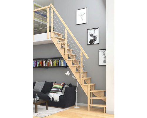 Escalier en bois avec rampe à câbles métalliques dans un espace de vie moderne