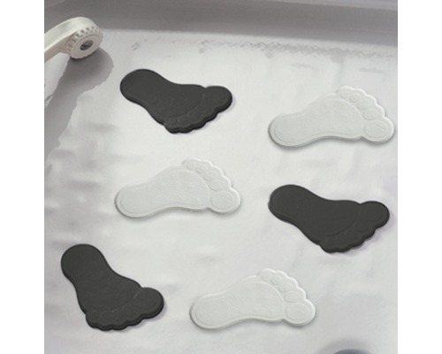Plusieurs autocollants antidérapants en forme de pieds dans une douche