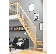 Holztreppe im Wohnraum mit Galerie