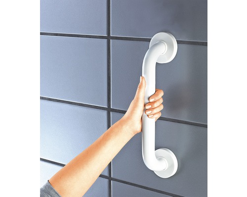 Hand hält weißen Haltegriff im Badezimmer an der Wand
