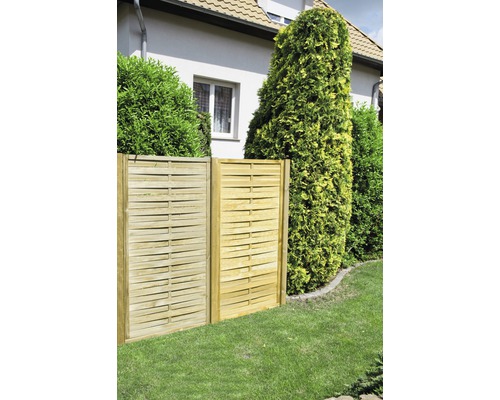 Holzzaun im Garten zur Grundstücksbegrenzung