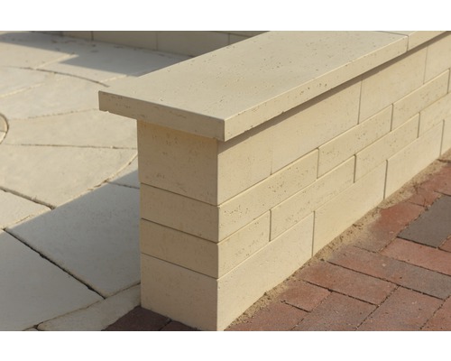 Mauerabdeckung Travertin champagne 75 cm x 33 cm x 4 cm Detailaufnahme einer Gartenmauer aus Stein