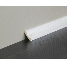 Sockelleiste aus Holz an Wand und Boden