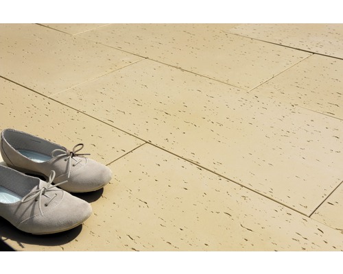 Travertin-Fliesen mit Schuhen im flachen Winkel