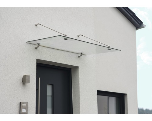 Glasvordach über einer Haustür mit Edelstahlhalterungen