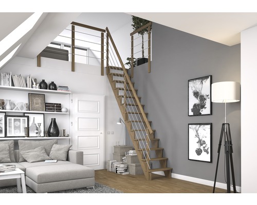 Wohnzimmer mit Holztreppe und Stahlseilgeländer zum Zwischengeschoss