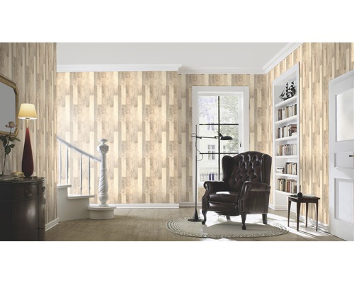 Dekorierter Raum mit Tapete in Holzoptik, Sessel und Bücherregal für ein wohnliches Ambiente.