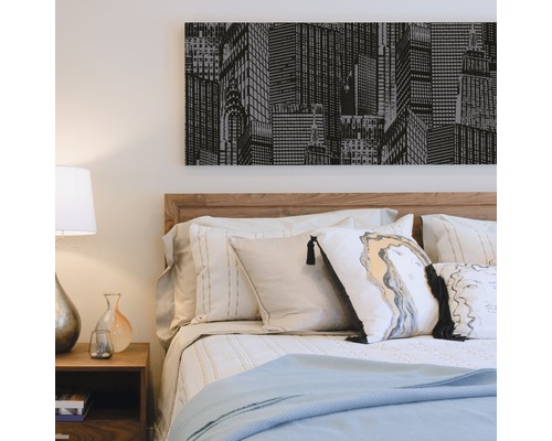 Chambre avec lit, table de chevet et peinture murale