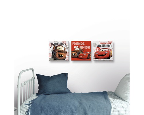 Tableaux décoratifs sur toile avec des motifs Cars au-dessus d''un lit d''enfant