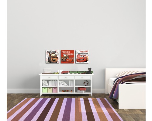 Chambre d''enfant avec des tableaux muraux Disney Cars, un tapis et des meubles blancs