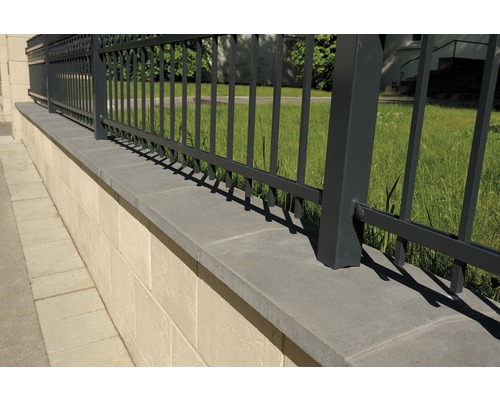 Mauer mit Zaunabdeckung aus Stein