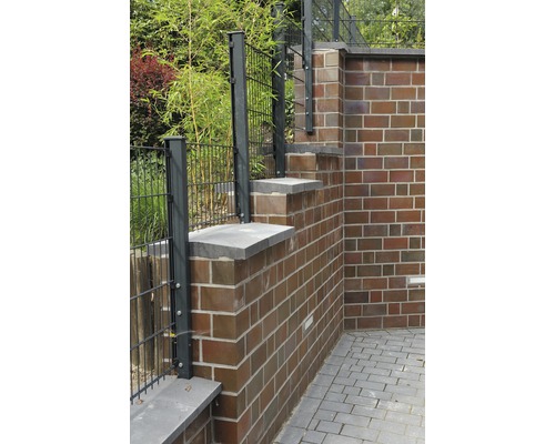 Aussenbereich mit Zaun, Backsteinmauer und Pflastersteinen