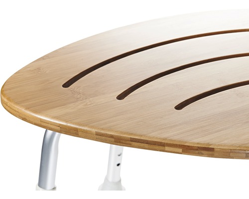 Detailansicht eines Duschhockers aus Bambus mit Aluminiumbeinen.