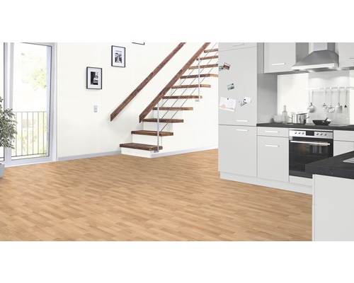 Pièce lumineuse avec parquet, escalier et cuisine