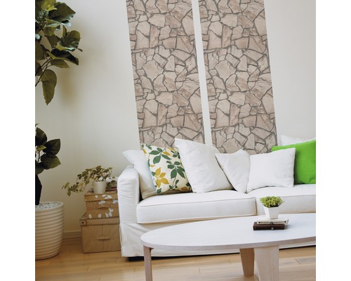 Salon avec papier peint en pierre, canapé et table pour une ambiance lumineuse.
