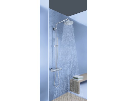 Ensemble de douche avec pomme de tête et thermostat dans une salle de bain avec de l''eau courante.