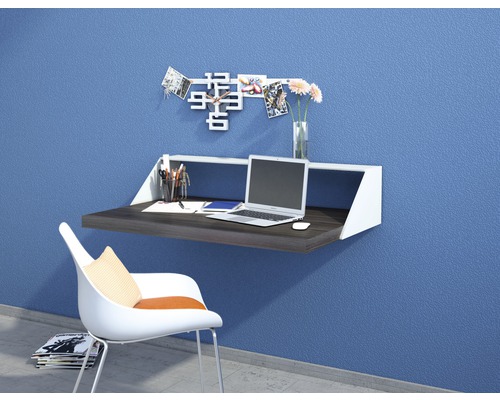 Bureau mural rabattable avec ordinateur portable, stylos et décoration dans un bureau