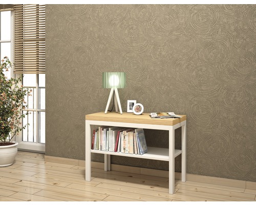 Dekorative Wohnszene mit Konsole, Tischlampe und Büchern vor einer gemusterten Wand