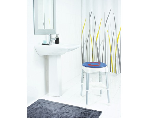 Badezimmer mit Waschtisch, Spiegel, Duschvorhang und drehbarem Duschhocker