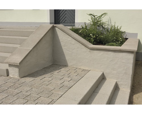 Außentreppe aus Beton mit Pflanzbeet