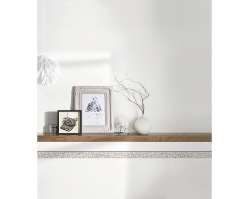 Bordure décorative sur un mur au-dessus d''une étagère avec des décorations