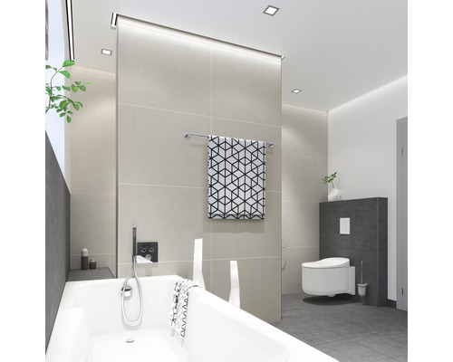 Badezimmer mit Badewanne, Toilette, Handtuch und Fliesen in hellem Design