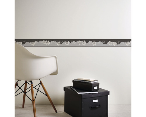 Wandbordüre mit floralem Muster in einem Zimmer