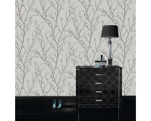 Tapete mit Baumzweigmuster im Raum mit Kommode und Lampe