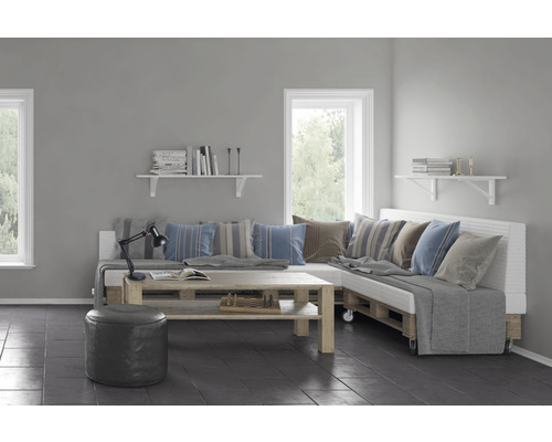 Wohnzimmer mit Palettensofa, Holztisch, Regalen und Fenster