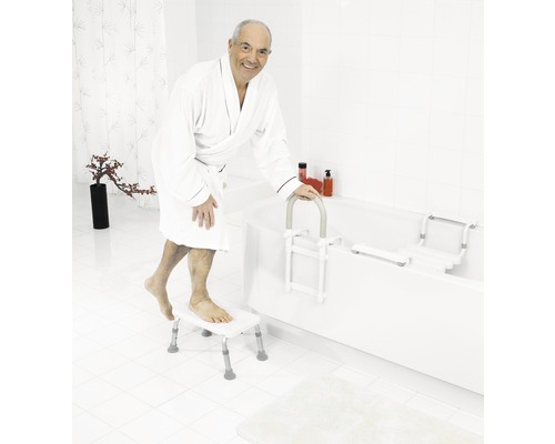 Mann mit Bademantel nutzt Badewannen-Einstiegshilfe, Badewannenbrett und Badewannensitz im Badezimmer.